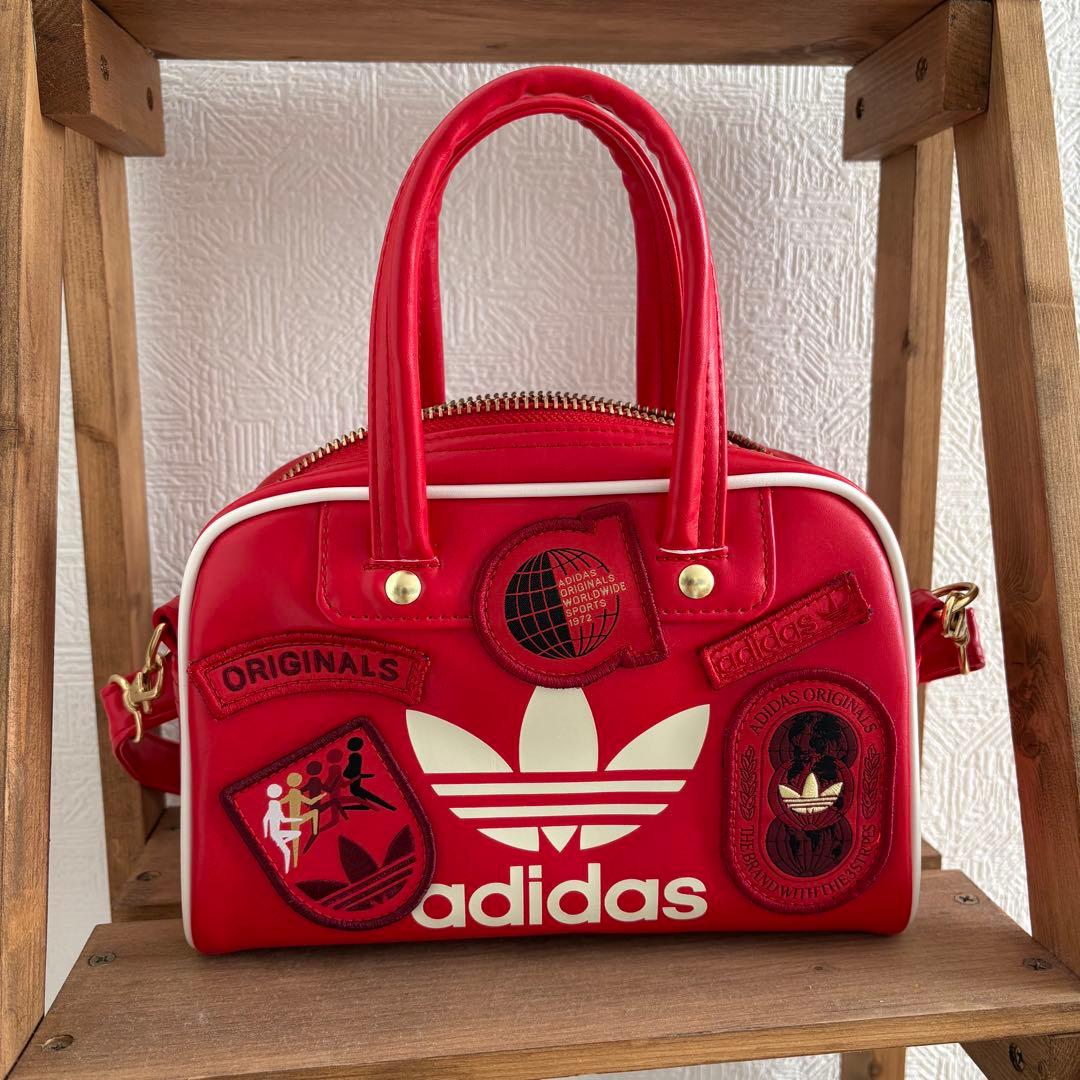 adidas/ミニボウリングバッグ アディダスのレトロなミニボウリングバッグ。コンパクトで必需品に最適