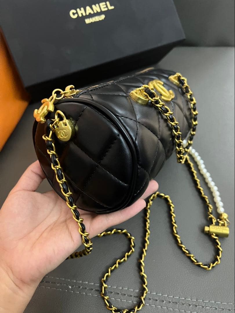 CHANEL ブラックレザーショルダーバッグ