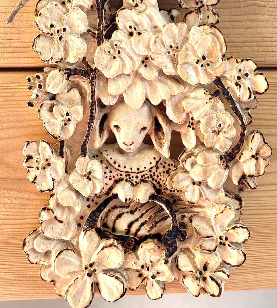 木彫りの、花とウサギさん