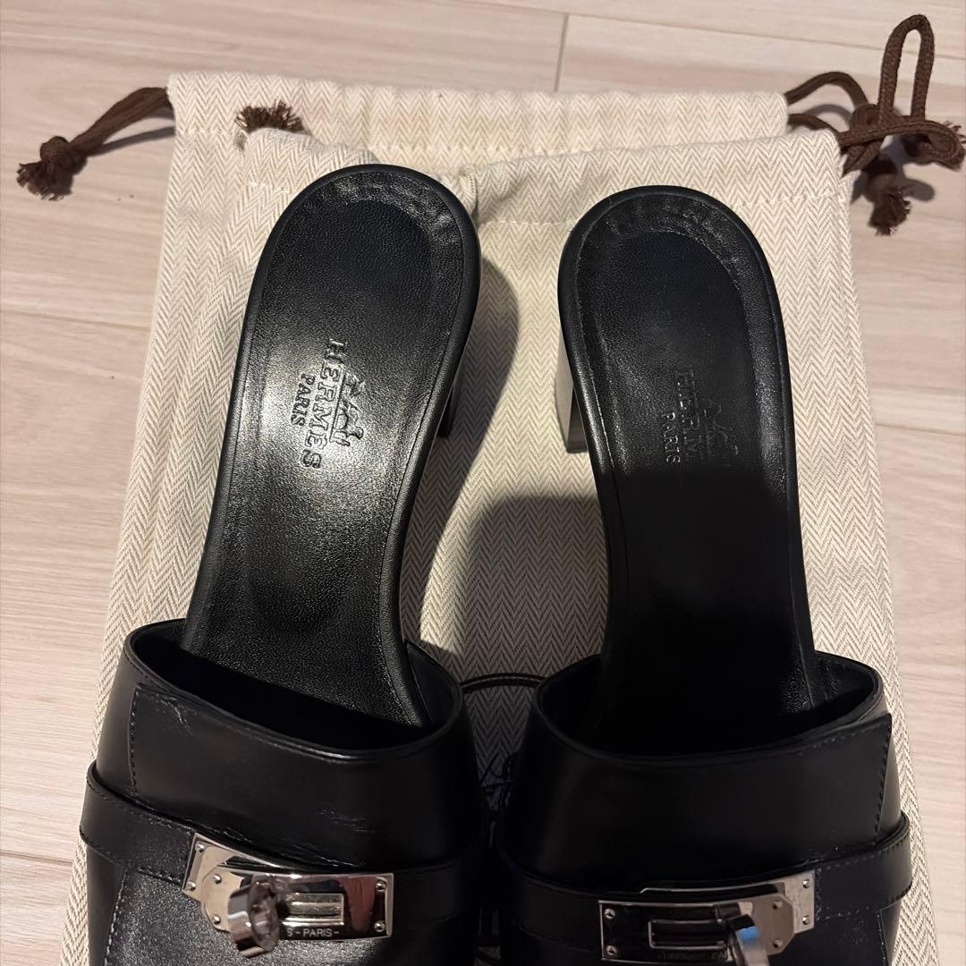 黒レザーバックストラップミュール - メルカリ