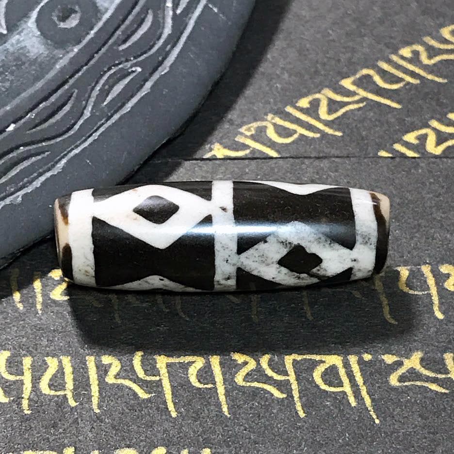 天珠 黒朱砂 六眼 チベット 天珠ワールドNo.d10 三眼 朱砂紅