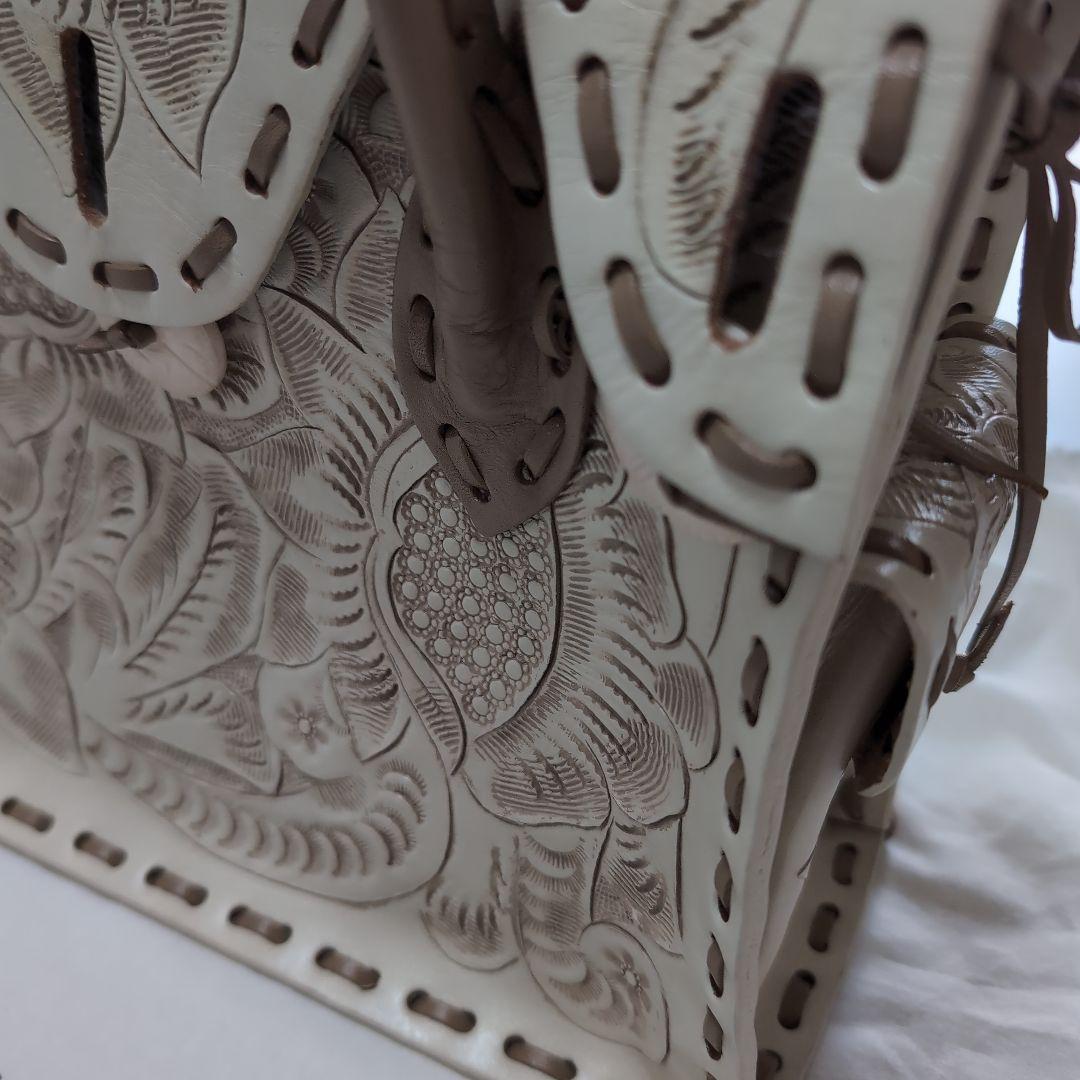 グレースコンチネンタル Carving Tribes エンボス花柄ハンドバッグ