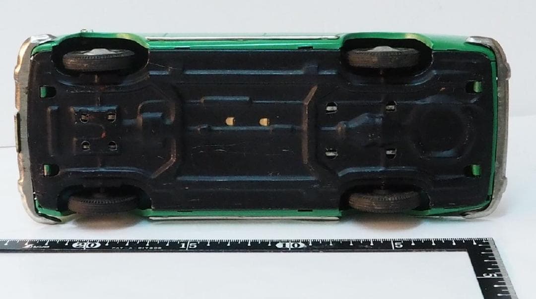 イチコー【ダットサン ブルーバード410ピニンファリーナ黄緑】ブリキ製