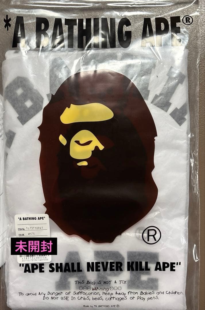 Stray Kids × A BATHING APE® TシャツJINIRET BAPE X STRAY KIDS 】JINIRET COLLEGE TEE | bape.com