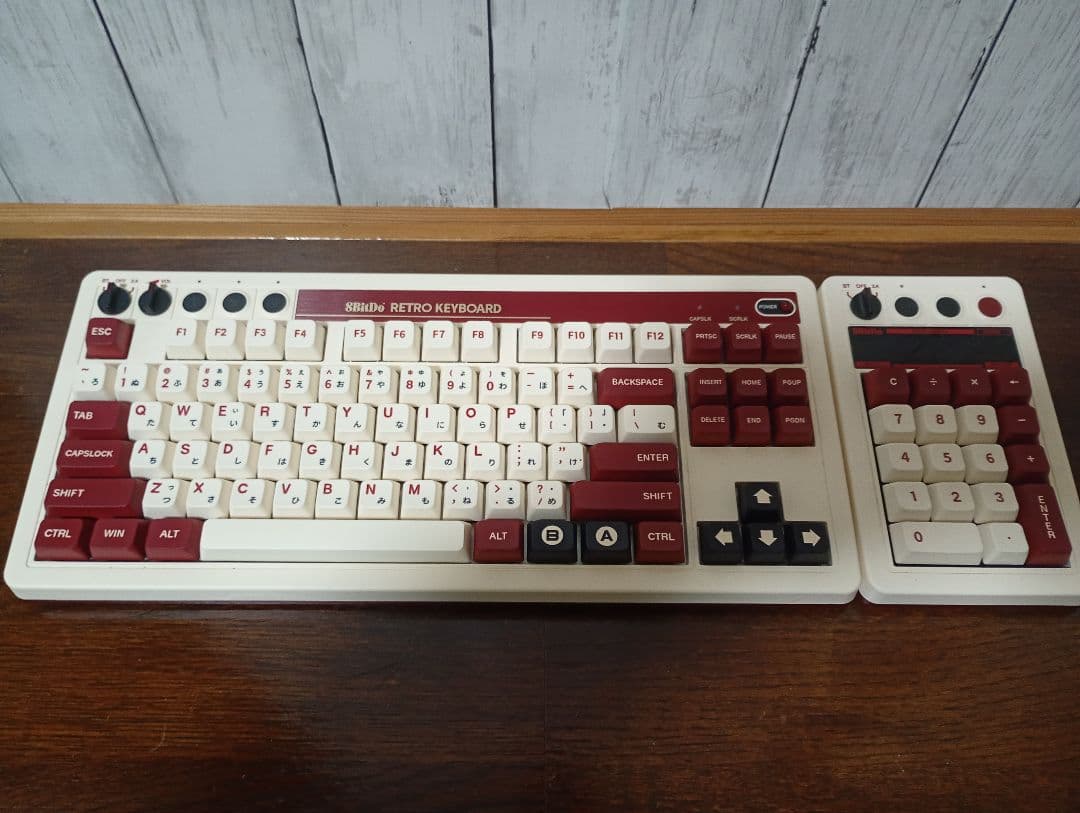 8BitDo レトロキーボード テンキー付き レビュー】ところでこの、デカいボタンは何だ？『8BitDo Retro