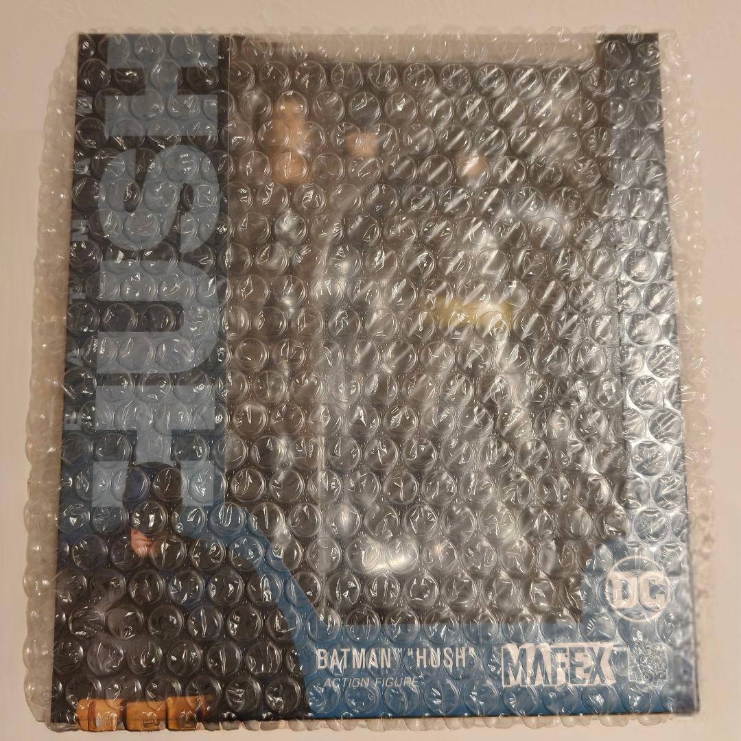 MAFEX マフェックス No.105 BATMAN HUSH s-l400.jpg