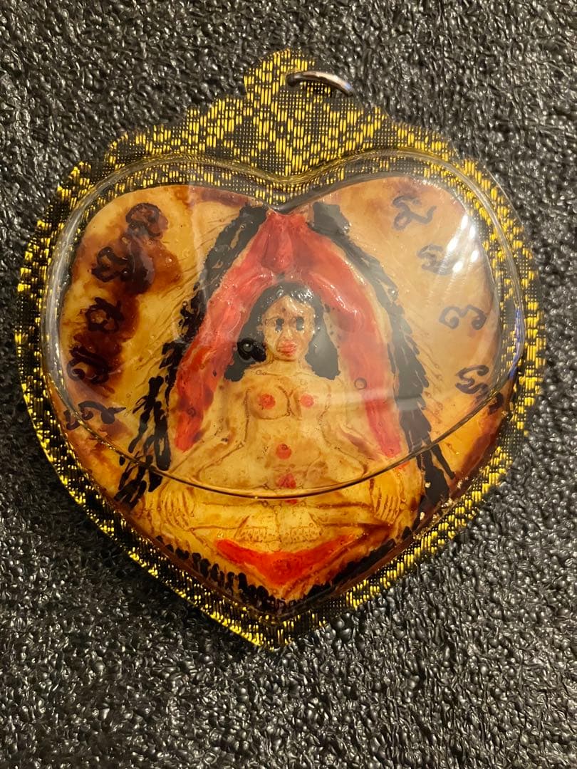 メー・ポー・マハ・ヨニ　バーンカイデーンオイルとクメール様式に則られた神聖な素材