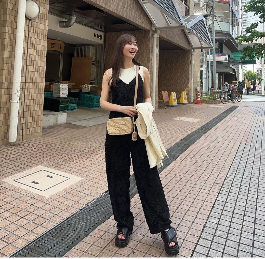 正規品・指原莉乃さん着用】prada モノリス サンダル - メルカリ