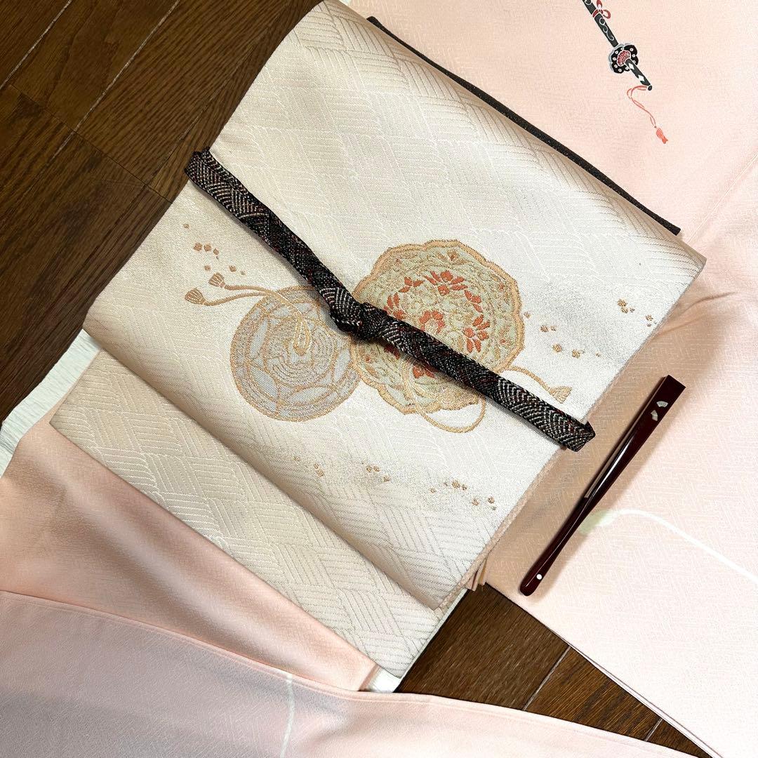 乙女色に文武両道の意匠がユニークな正絹袷付下げ