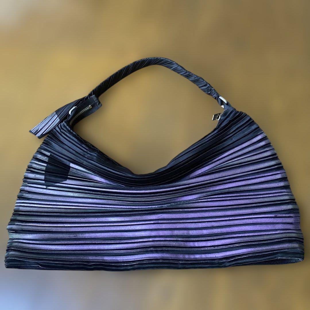 イッセイミヤケプリーツプリーズ　箔ショルダープリーツバック ISSEY MIYAKE me/イッセイミヤケミーよりショルダーバッグのご紹介です