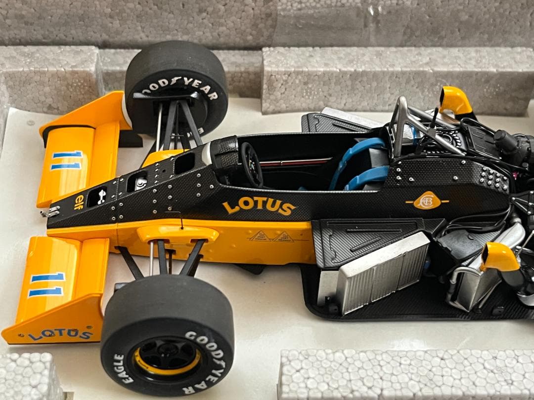 オートアート 1/18 ロータス 99T 中嶋悟 #11 箱付 88726 美品 ロータス