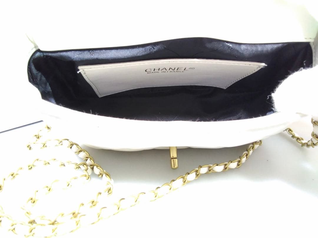 CHANEL 〈シャネル〉ノベルティ パールビジュー付 ホワイトショルダー