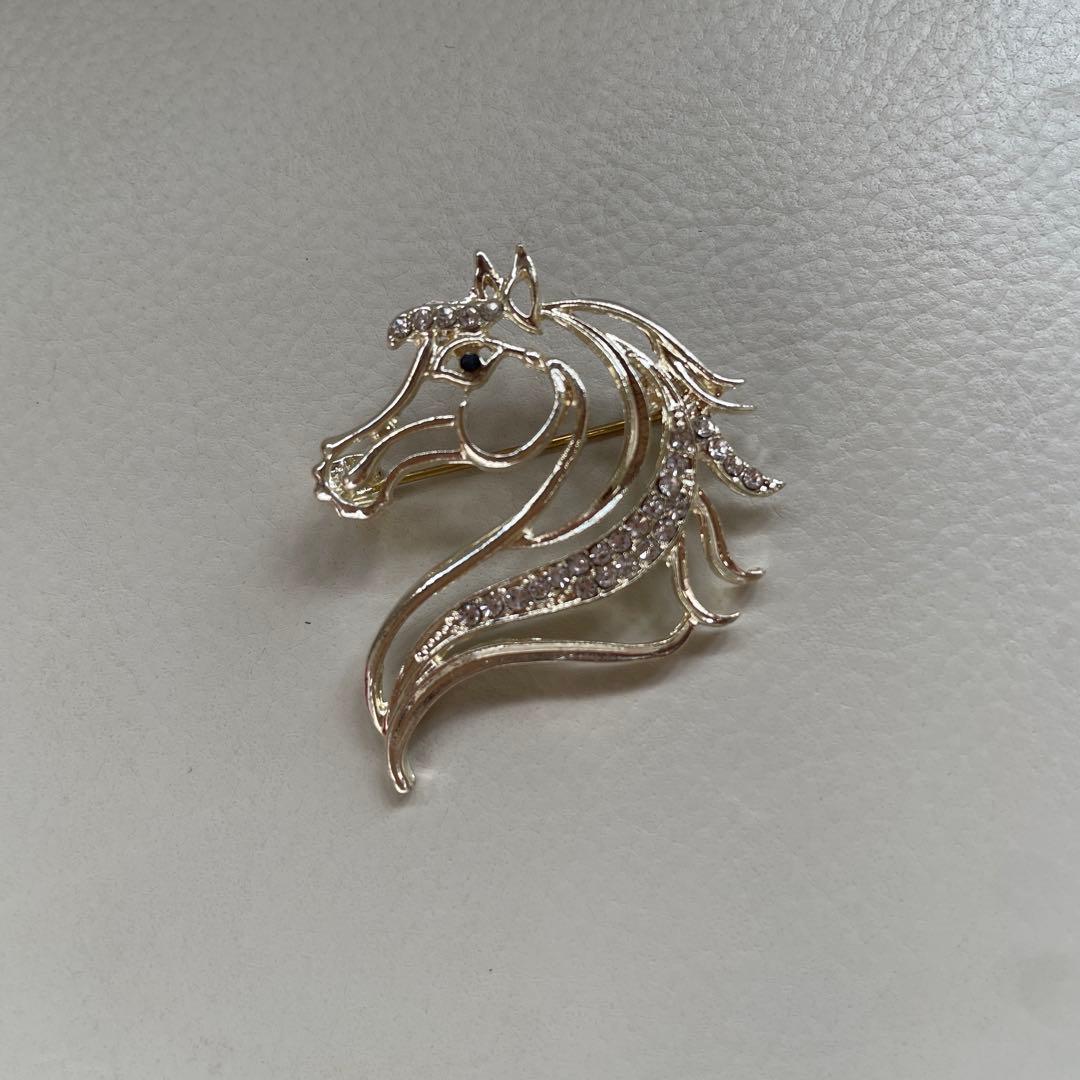 ゴールド 馬 ブローチ ホース ラインストーン アンティーク調 男女兼用