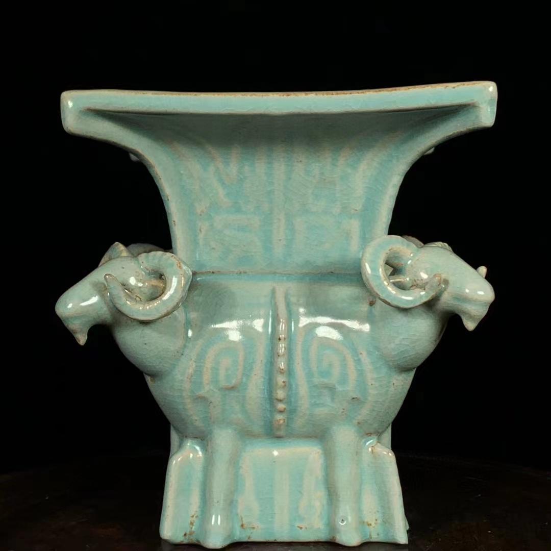 中国古美術・旧蔵の磁器・四羊方尊・16x18cm・書道具・案頭・置物・文房具 中国古美術・旧蔵の磁器・四羊方尊・16x18cm・書道具・案頭・置物・文房具