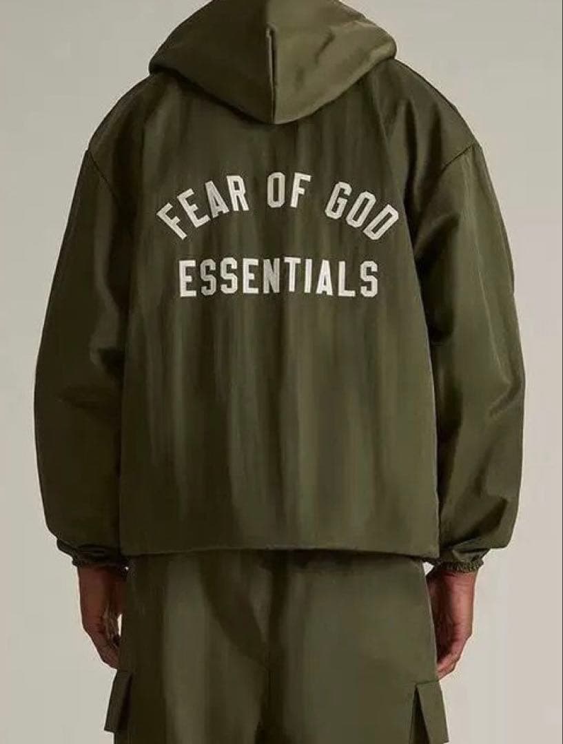 Fear of God Essentials ナイロンフード付きコーチジャケット