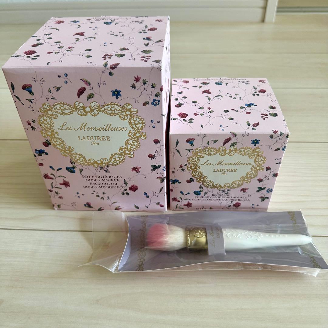 レ.メルヴェイユーズ ラデュレ ポット&花弁チーク&ブラシセット - メルカリ