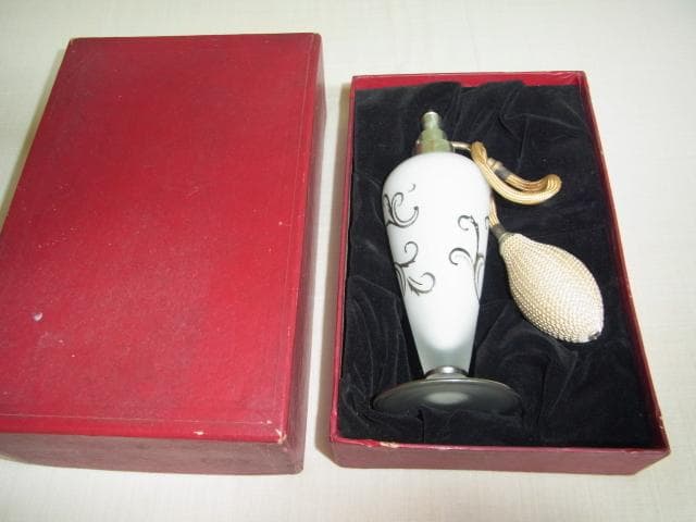 非売品'50年代◆資生堂 白ガラスに銀唐草象嵌 ポンプ布部分は絹 アトマイザー 金工 - Grace Tsumugi Fine Art