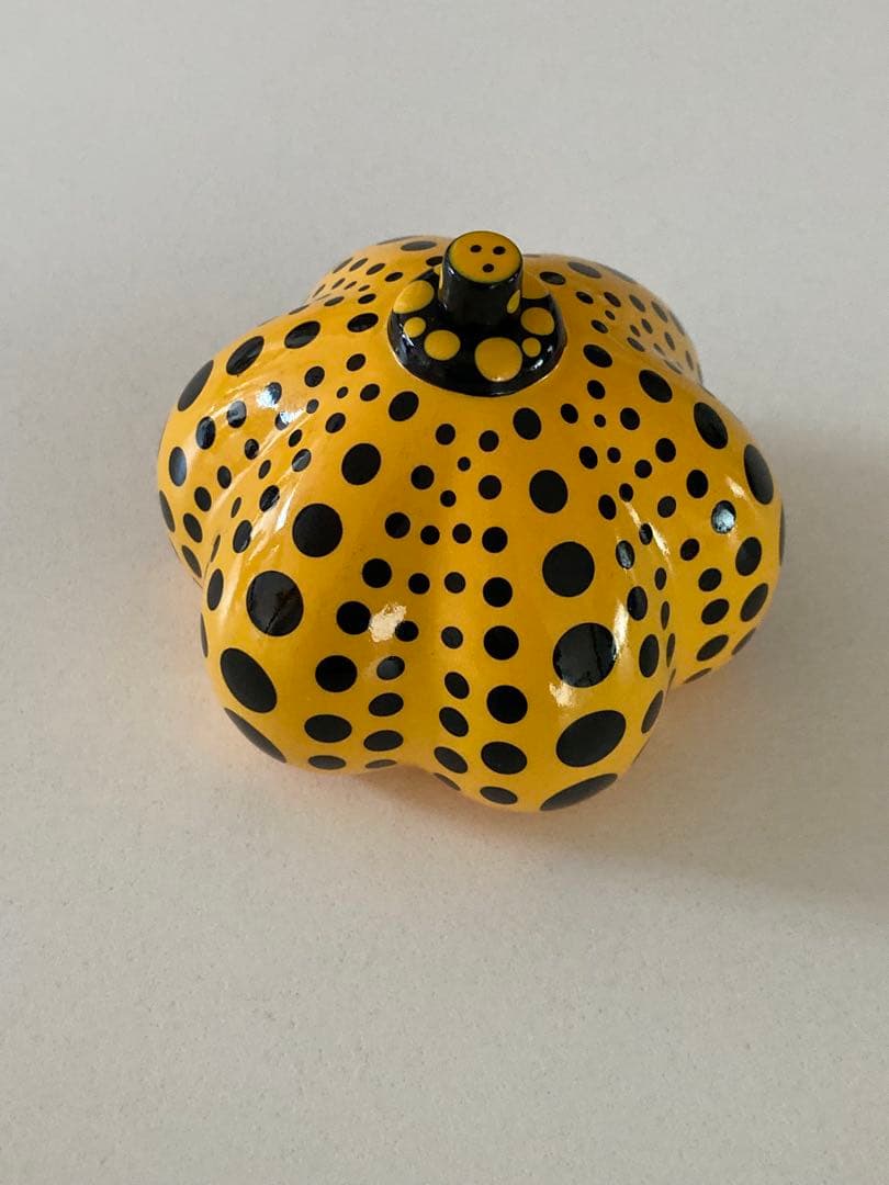美品】草間彌生 『yellow pumpkin』ぺーパーウェイト オブジェ - メルカリ