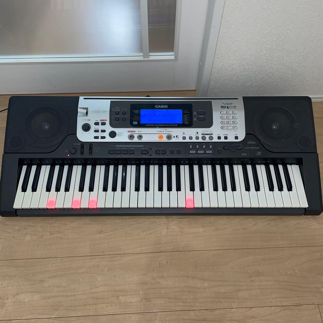 希少上位モデル美品 CASIO LK-301 BB 光ナビゲーション キーボード