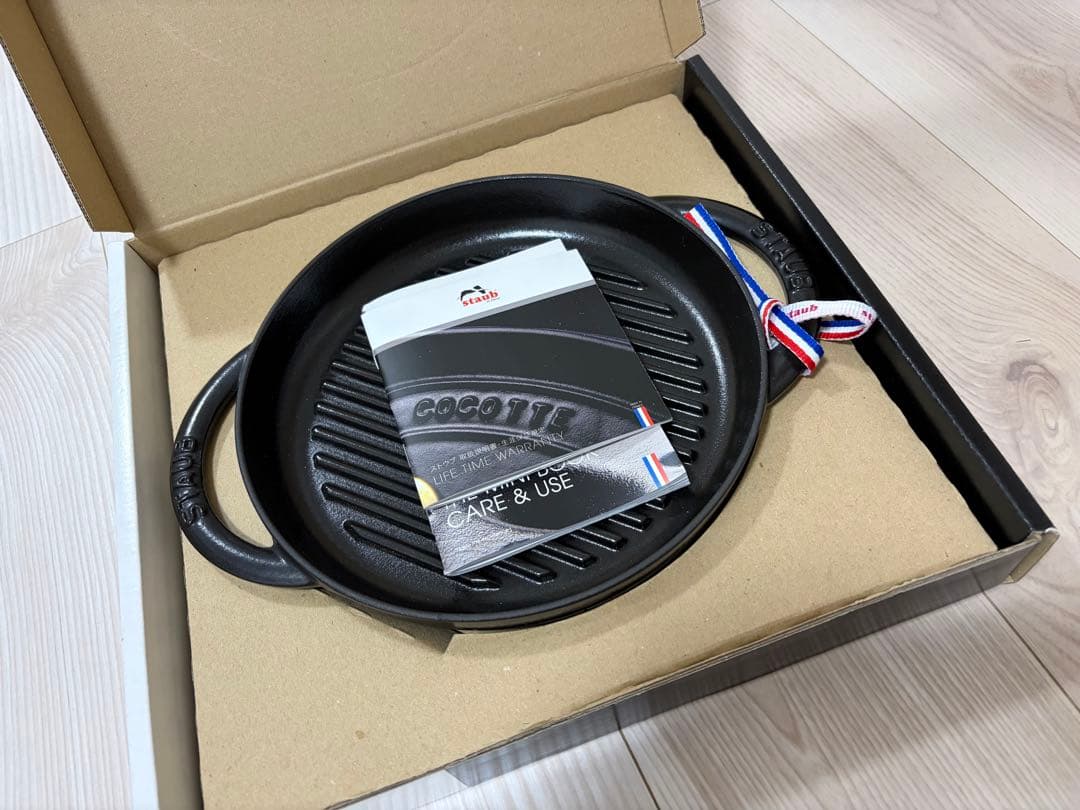 ストウブ　ピュアグリル　ラウンド　ブラック　22cm Amazon｜staub ストウブ 「 ピュアグリル ラウンド チェリー 22cm