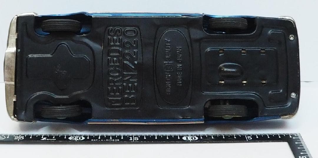 萬代屋【メルセデス ベンツ220大サイズ青エンブレム欠】ブリキtin car