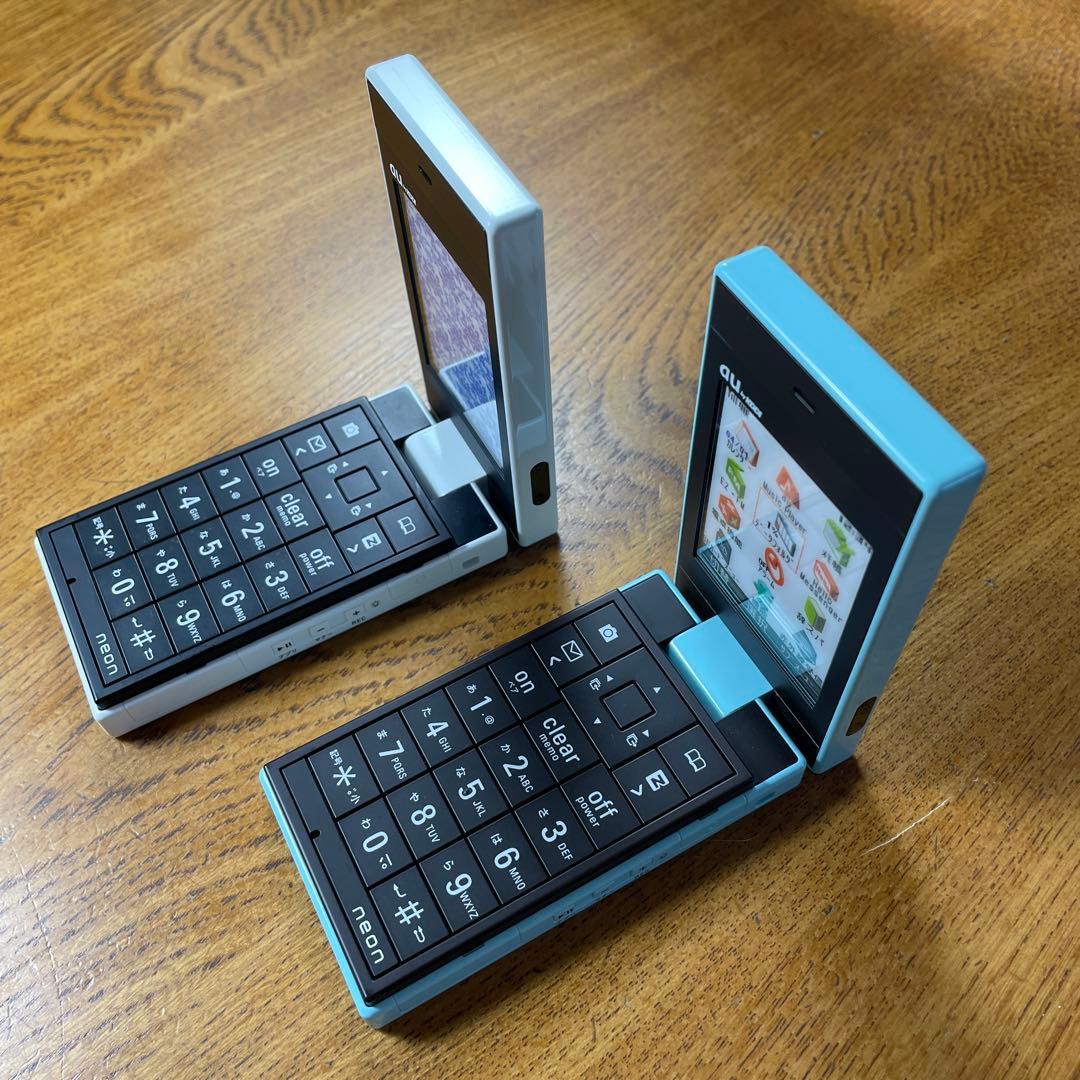 au neonネオン］未使用新品 携帯モック白と水色2色セットMoMA収蔵品