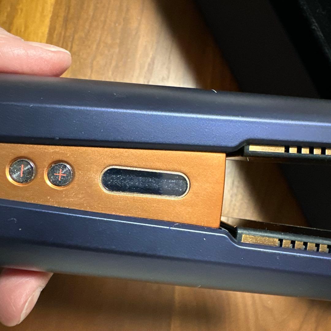 ダイソン コードレスストレートアイロン P8V-JP-PJJ0289A - メルカリ