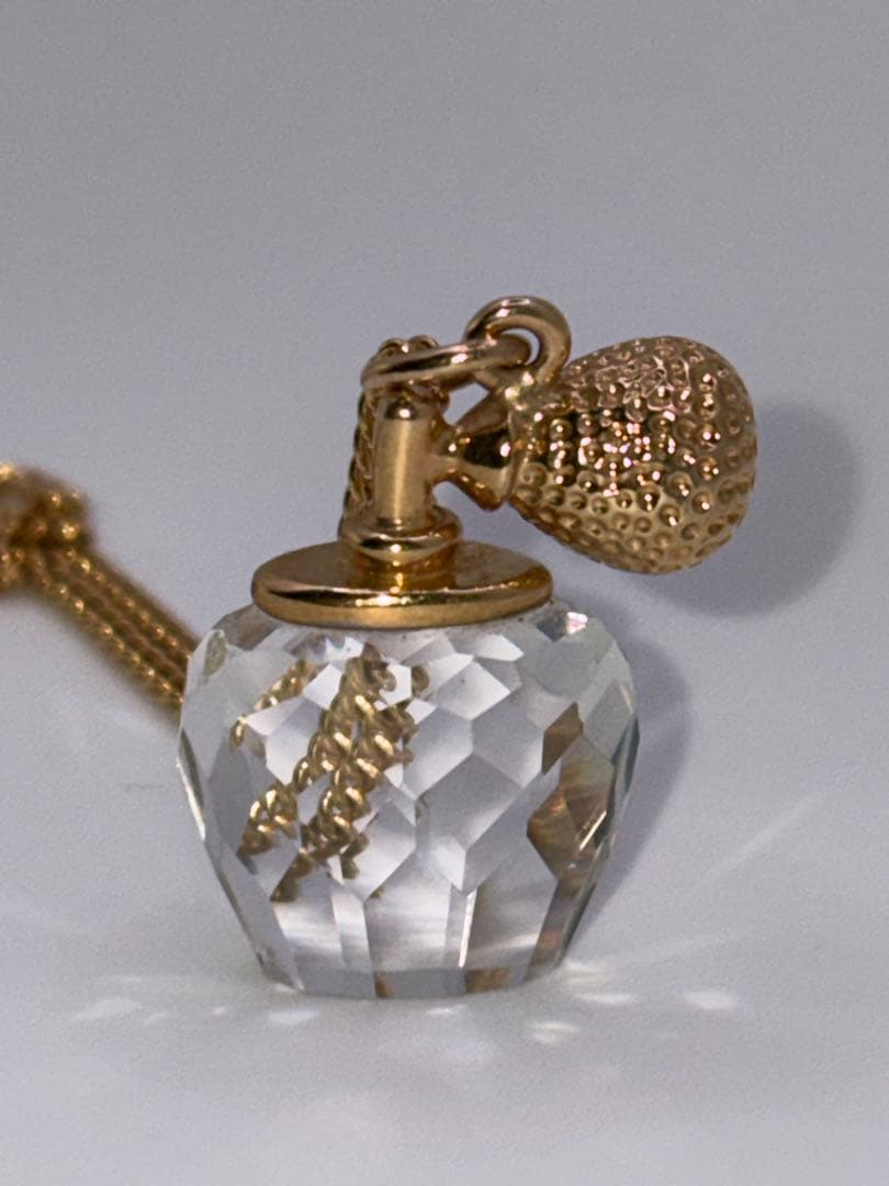 スワロフスキー☆ 香水瓶モチーフのネックレス☆美品 - メルカリ