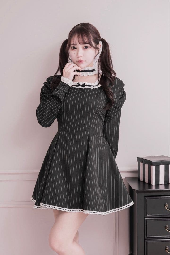 pium チョーカー付きコットンフリル長袖ワンピース ブラックストライプ