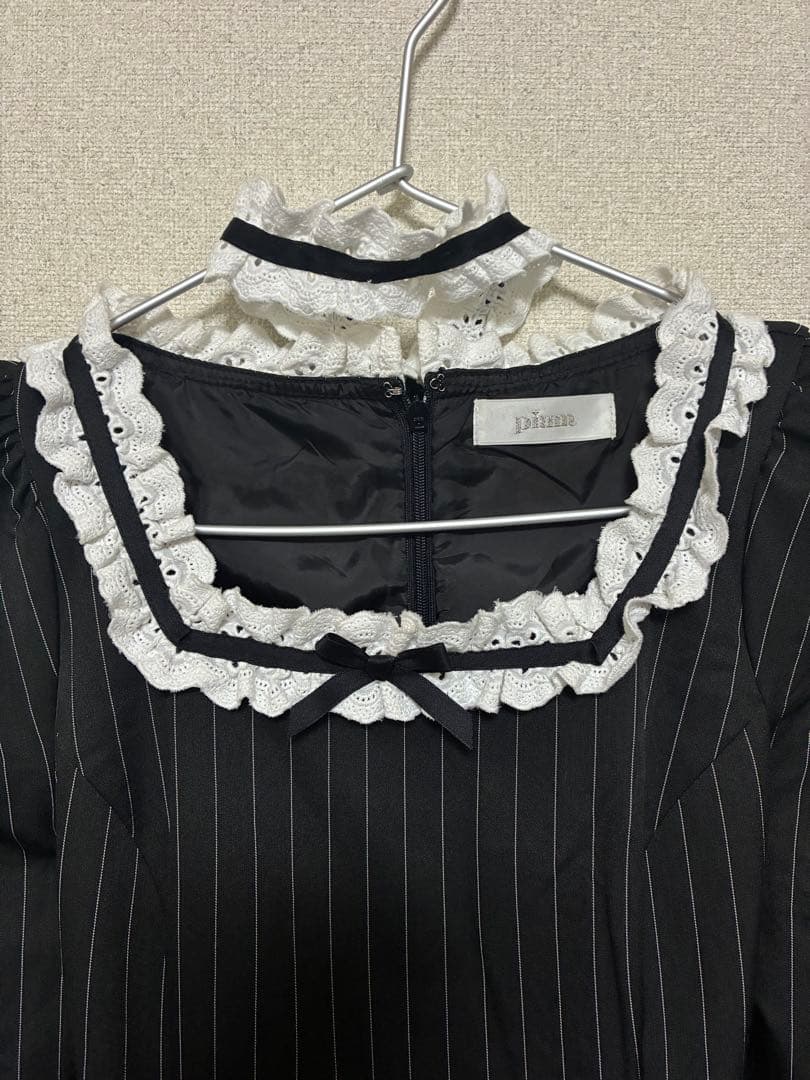 pium チョーカー付きコットンフリル長袖ワンピース ブラックストライプ