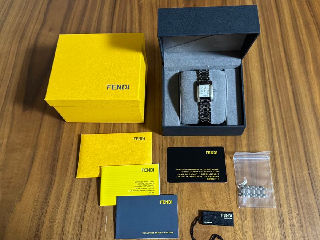 FENDI スクウェアフェイス 7000L 文字盤ホワイト レディース 楽天市場】フェンディ 7000L スクエアフェイス 腕時計 ステンレス