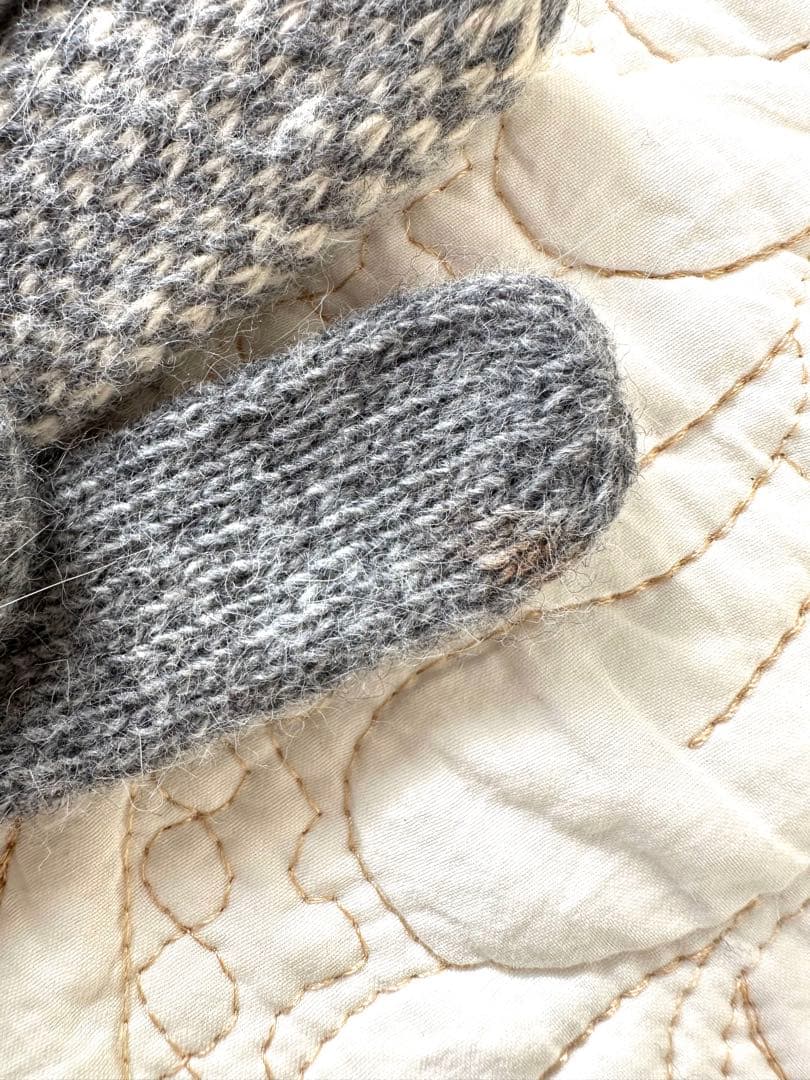 未使用FENDIフェンディロゴ手袋☆白グレーグローブズッカ柄FFアンゴラ