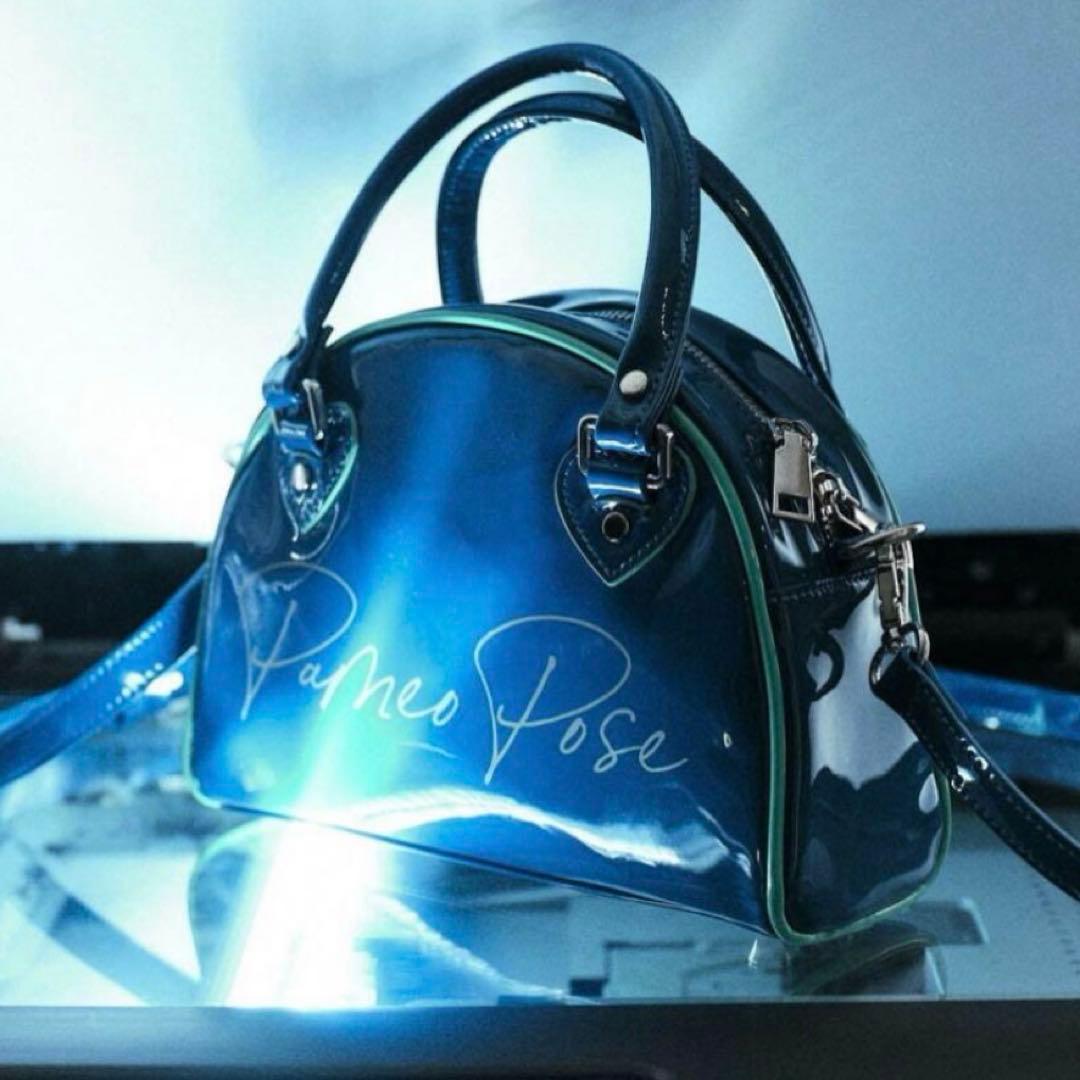 パメオポーズ アンブロコラボ エナメル2Way ブルーミニボストンバッグ