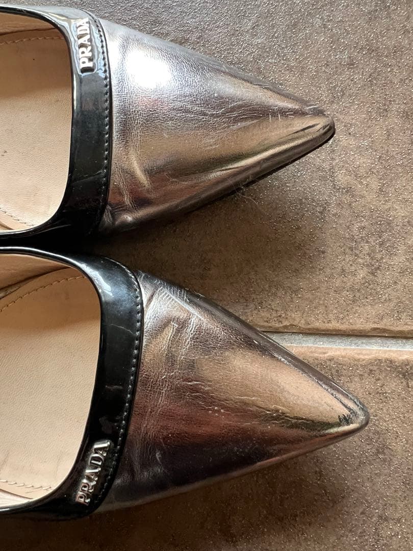 PRADA シルバー ポインテッドトゥ フラットシューズ - メルカリ