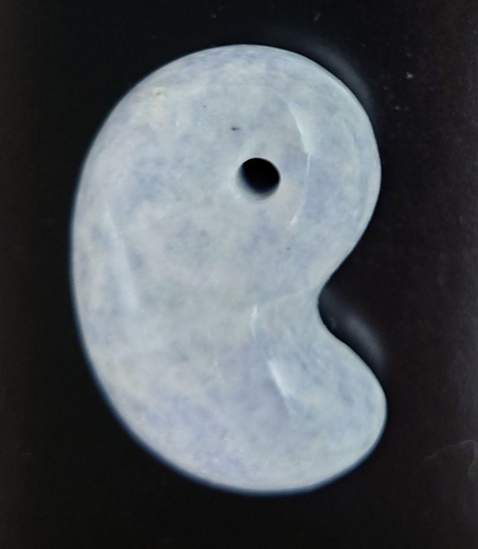 糸魚川翡翠　勾玉　ラベンダー 勾玉 糸魚川翡翠 （いといがわひすい） ラベンダー 透過 （小滝川産