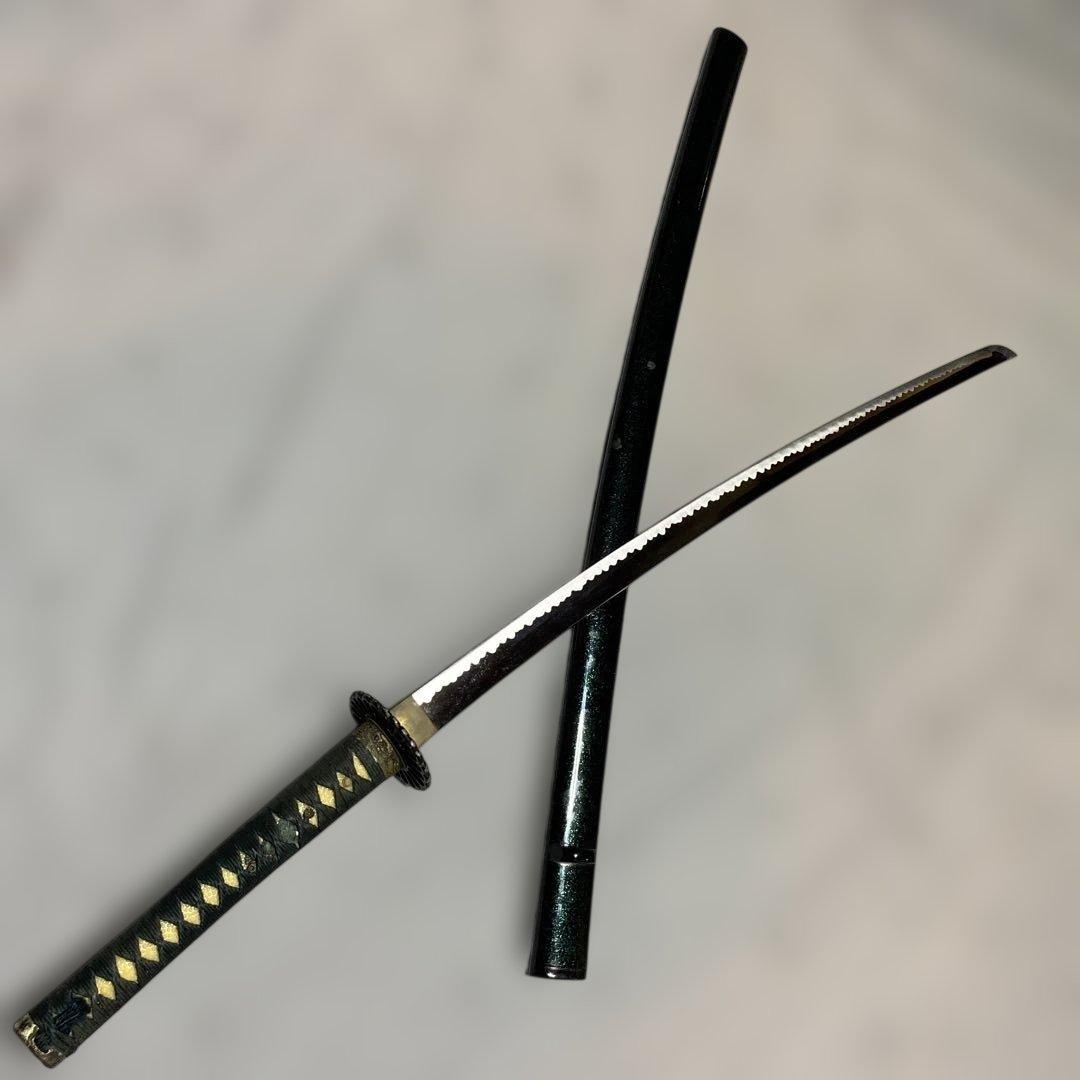 上級模造刀(下緒無し) 濃緑柄 菊花透し丸鍔 濃緑呂鞘 - メルカリ