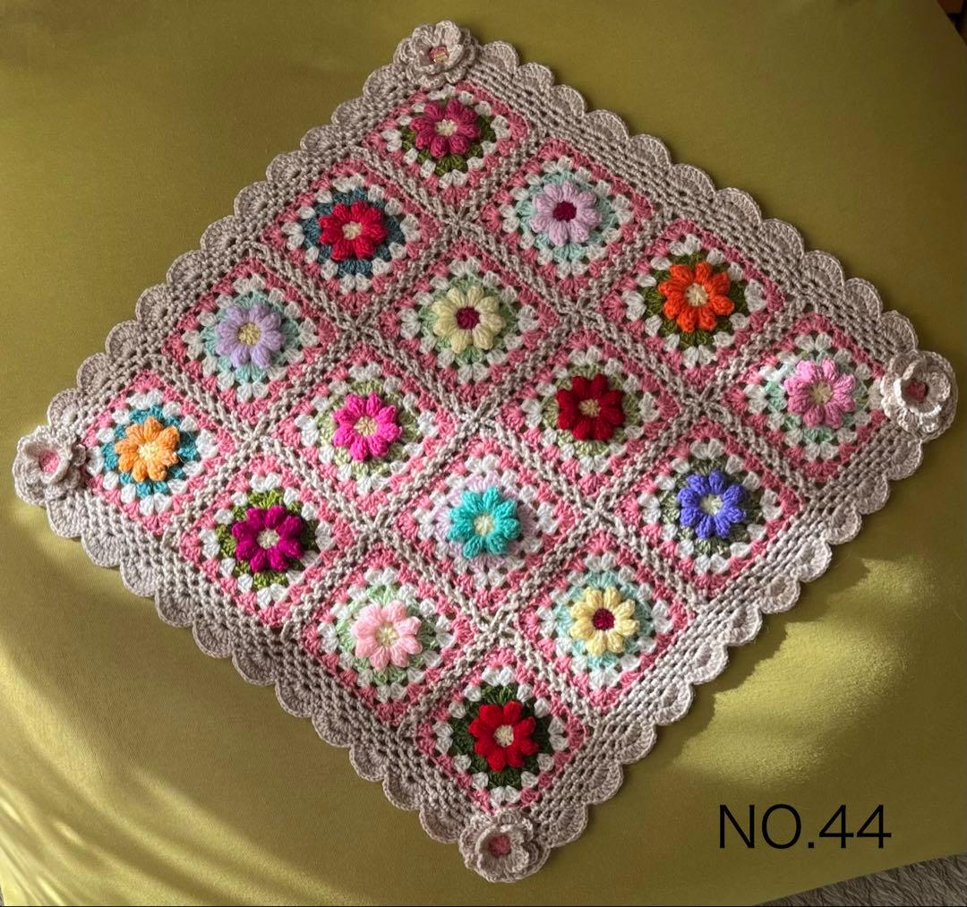 マルチカバーぷっくりお花のモチーフ編みグラニースクエア かぎ針編み