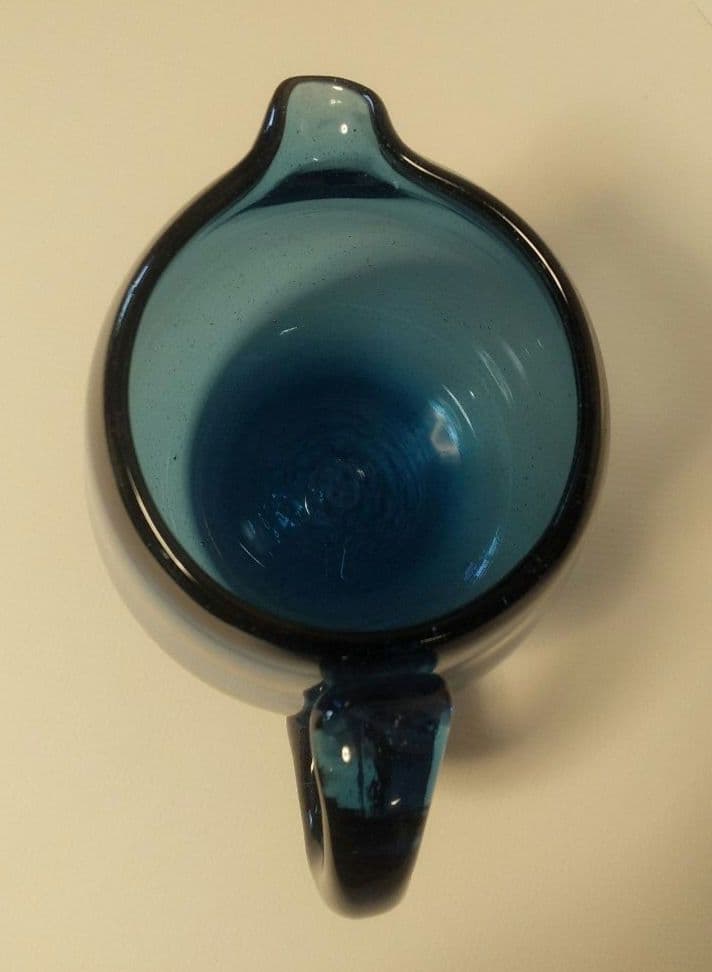 安土忠久さんの大きな藍色ピッチャーです。これから大活躍の季節。