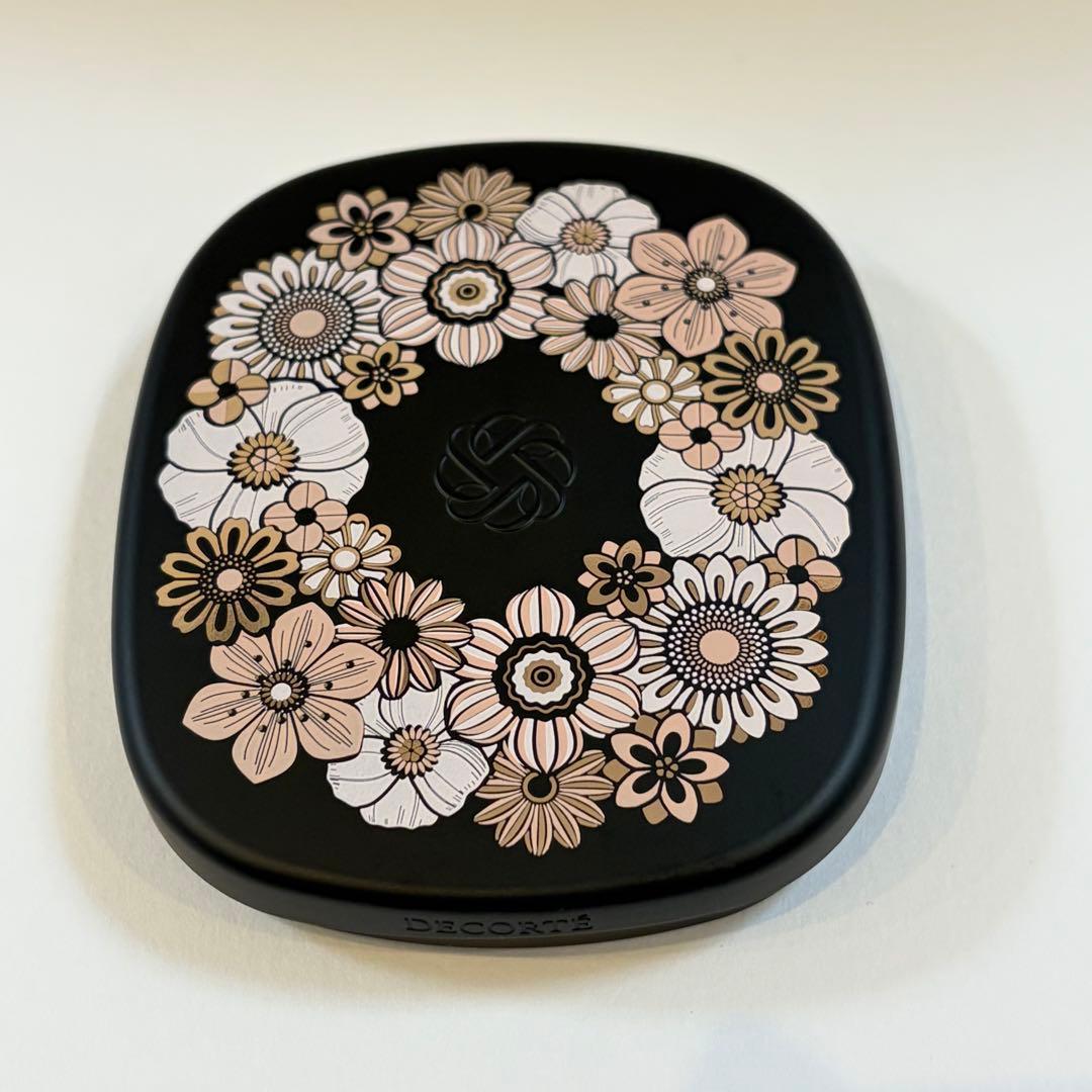 【コスメデコルテ】クリスマスコフレ スキンシャドウデザイニングパレット 未使用 コスメデコルテ】1/16発売「スキンシャドウ デザイニング パレット」新