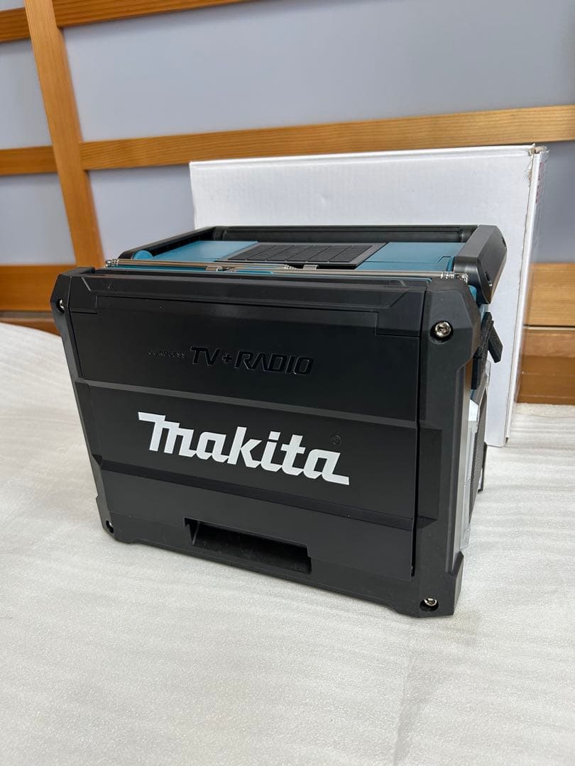 ⭐︎ほぼ未使用品⭐︎Makita マキタ 現場用 ラジオ 付 テレビ　TV100 マキタ】充電式ラジオ付テレビ 現場テレビ 防災用テレビ 大画面10V型
