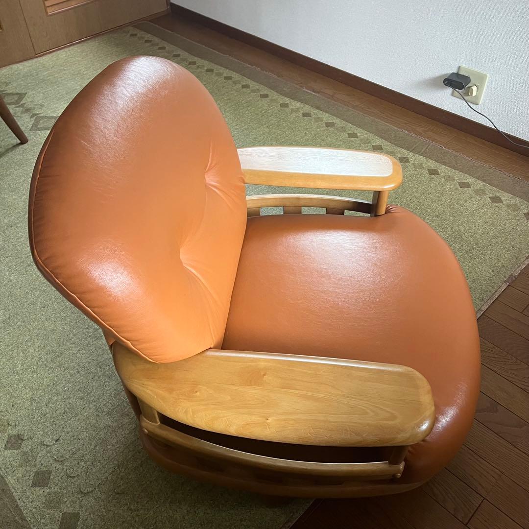 カリモク 回転式アームチェア ソファ 1人掛け ラック付き たのめる便