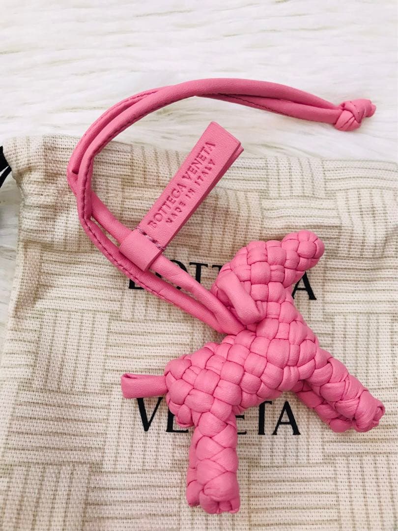 Bottega Veneta 犬型キーホルダー ダークグレー - メルカリ