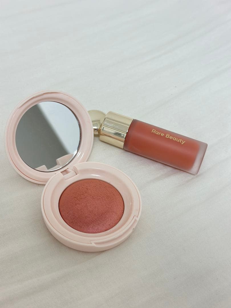 Rare Beauty ポーチ、チーク2種類 まとめ売り - メルカリ