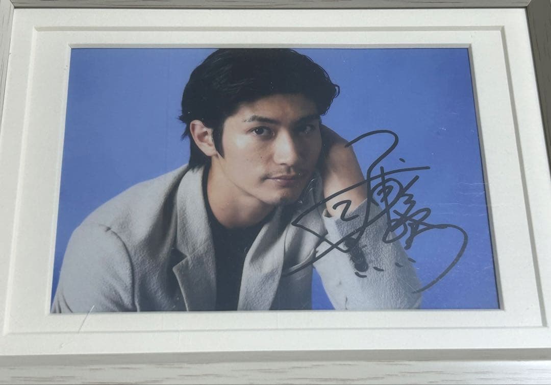 三浦春馬さん直筆サイン入り写真（ホワイトフレーム付き） - メルカリ