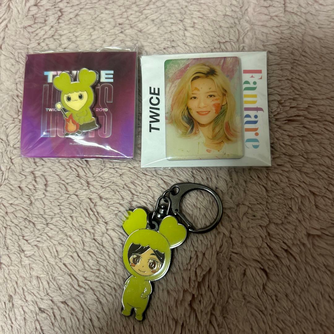 TWICE ピンバッジ キーホルダー セット - メルカリ