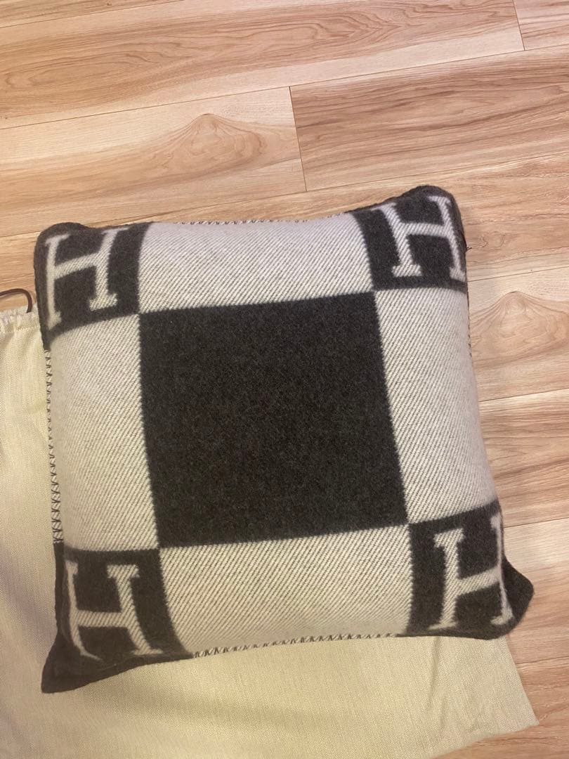 新品　エルメス　クッション 《アヴァロン》 PM 黒　H hermes