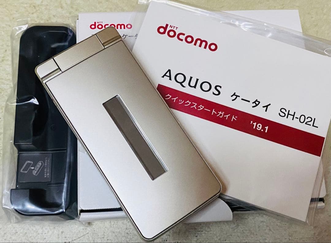 b*8様 ドコモAQUOS SH-02L シルバー本体　ガラホ　箱卓上ホルダ付 AQUOS ケータイ SH-02Lの製品画像 - 価格.com