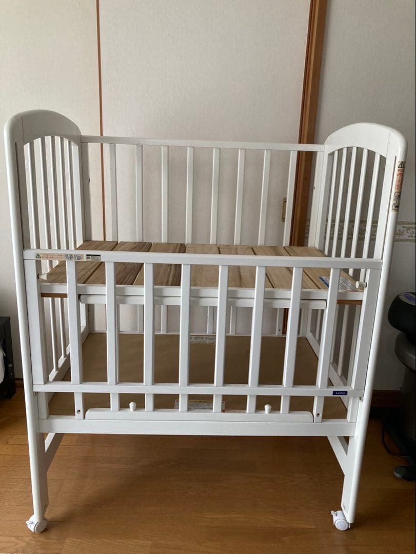 ※手渡し限定　KATOJI ミニベビーベッドハイタイプ　ベッドガード&メリー付 屈まずに赤ちゃんのお世話ができるハイポジション ベビーベッド