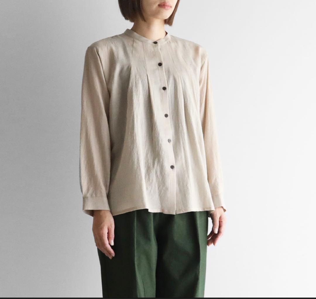 遠州織物 HUISウォッシャブルウールタックブラウス（グレージュ）U113