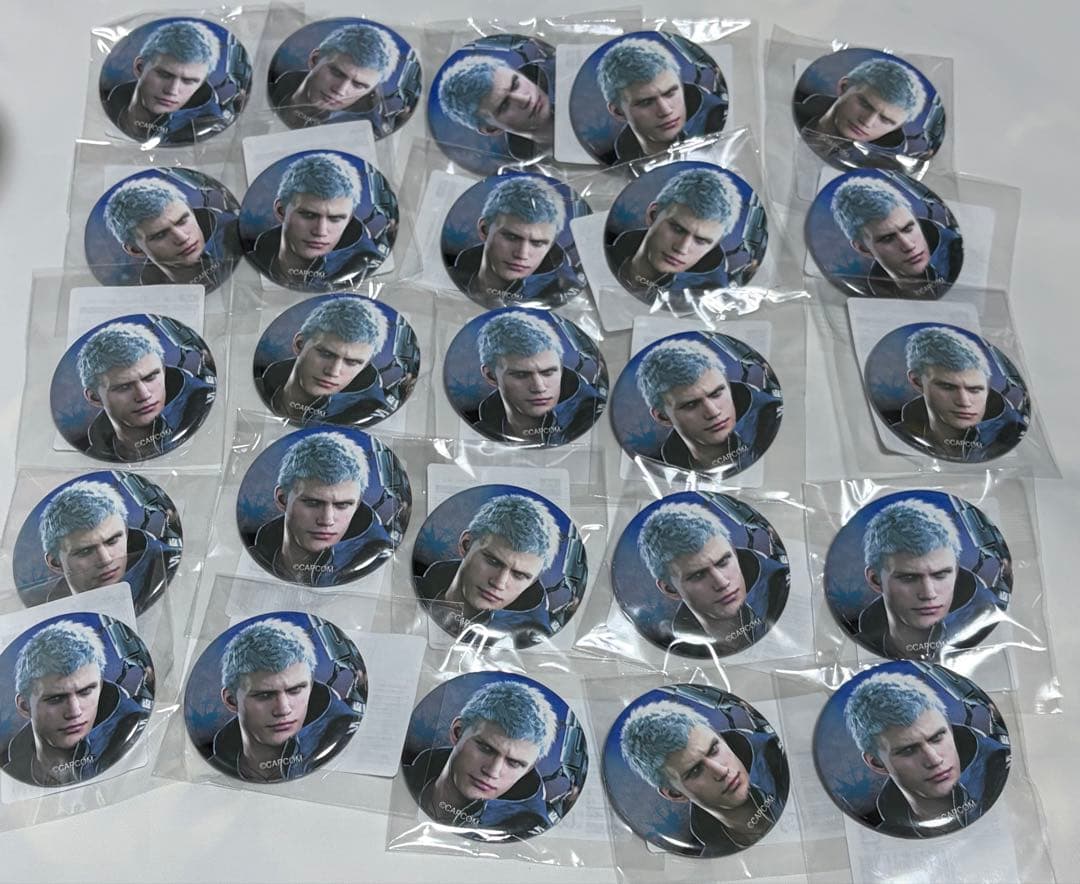 デビルメイクライ DMC5 CAPCOM カプくじ ネロ E-1 缶バッジ - メルカリ